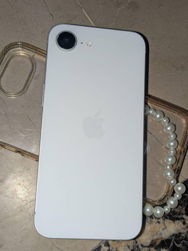 Apple iPhone 16e 0