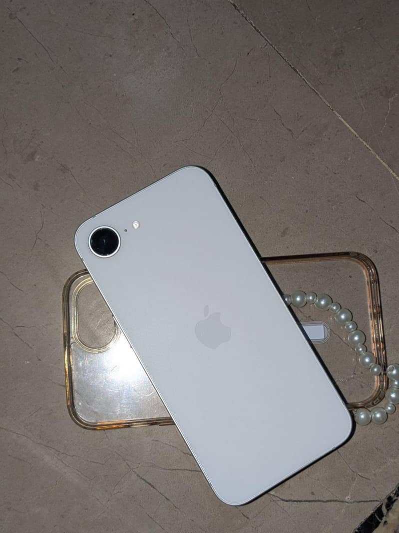 Apple iPhone 16e 1