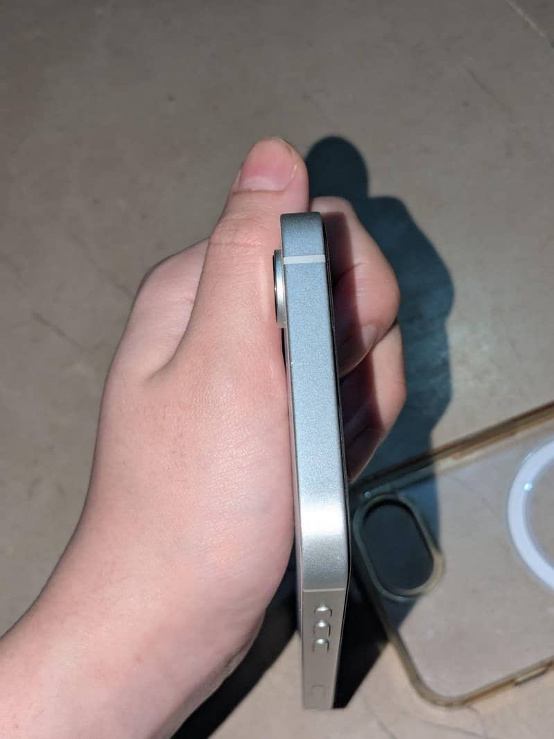 Apple iPhone 16e 4
