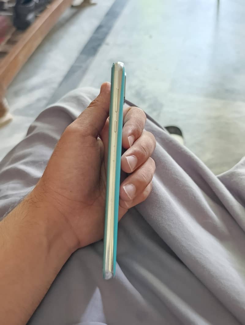 Sharp Aquos R2 4