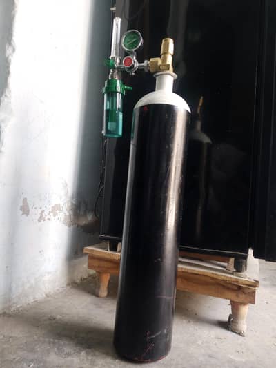 oxygen cylinder with oxymeter