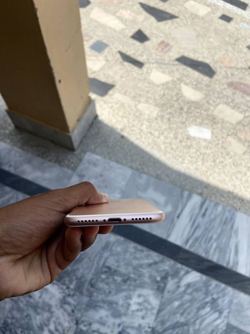 Apple iPhone 7 0