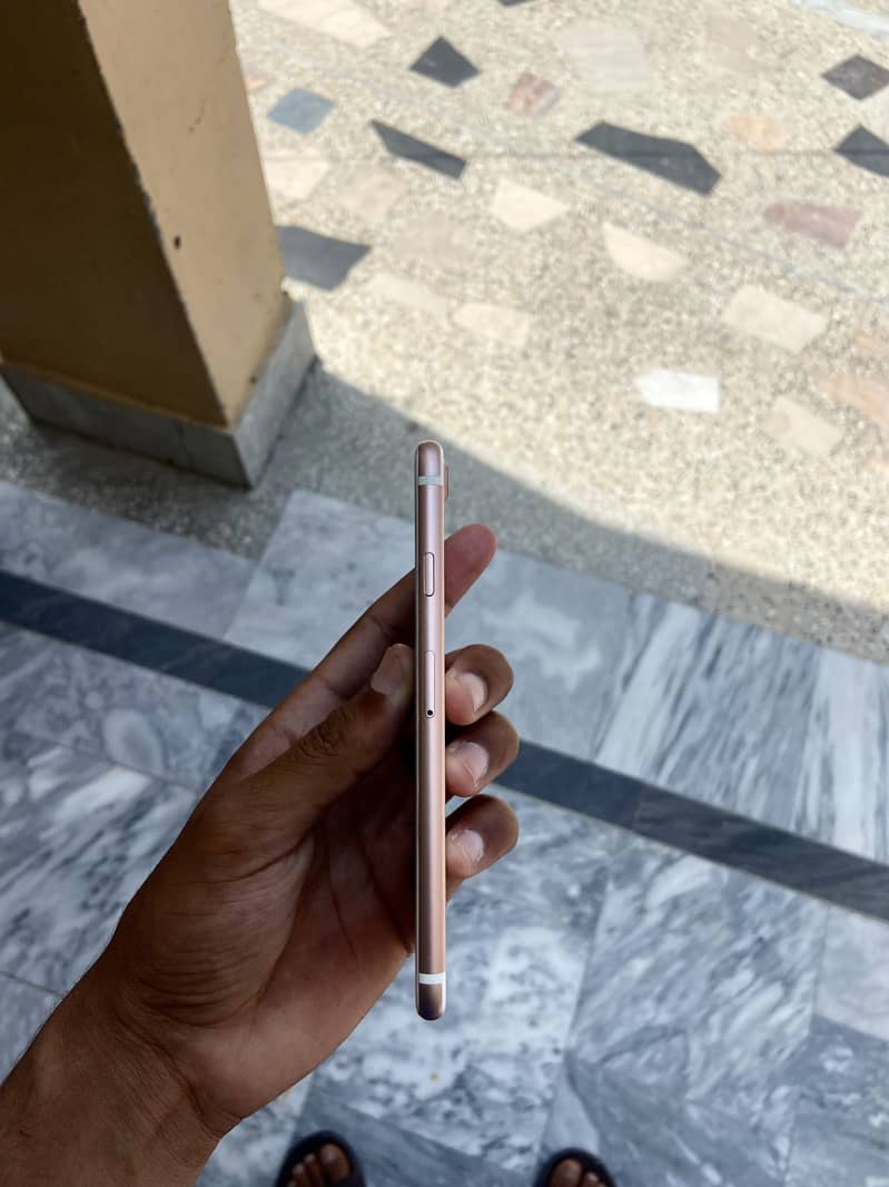 Apple iPhone 7 3