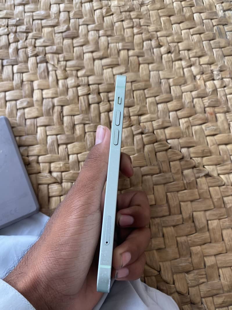 Apple iPhone 12 4