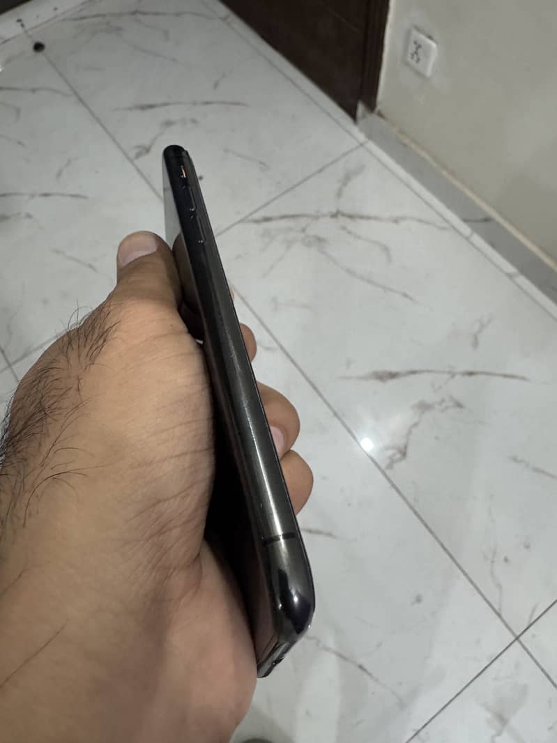 Apple iPhone X 4