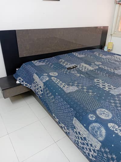 habitt novak king size bed (sidetables) + dresser