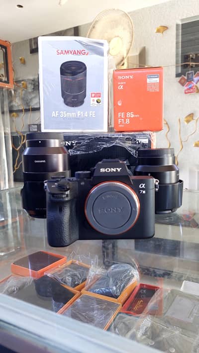 Sale Sony A7iii with box & samyang 35 mm sony 85 mm