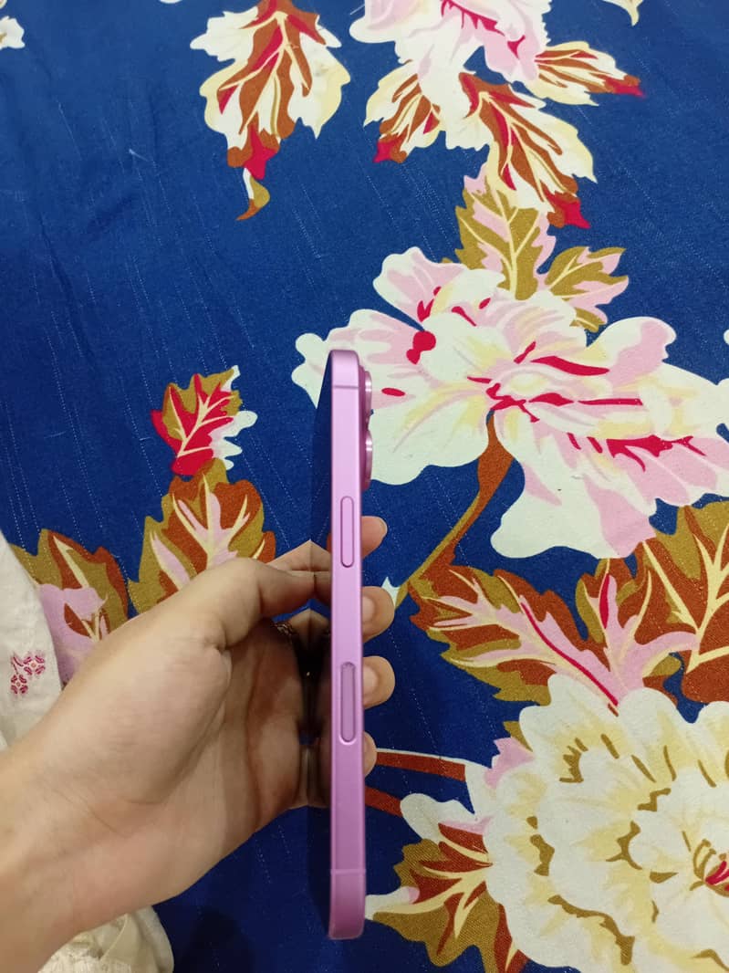 Apple iPhone 16 4
