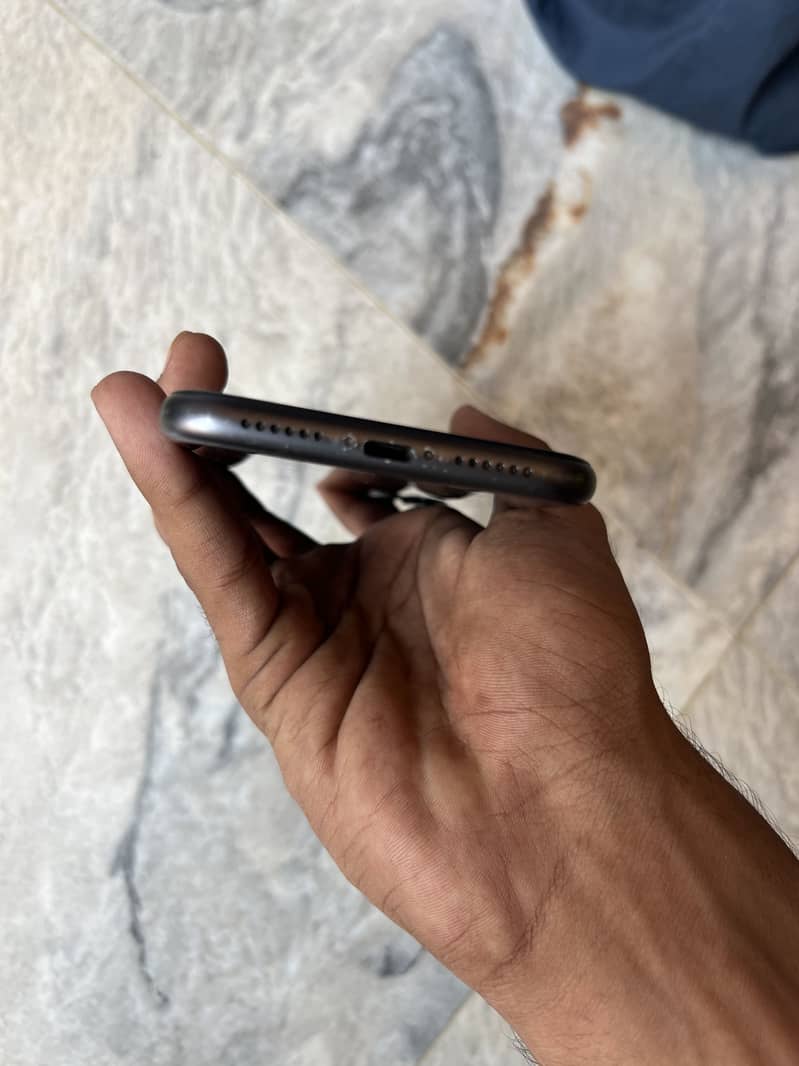 iPhone 11 4