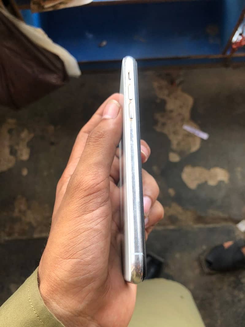 Apple iPhone X 3