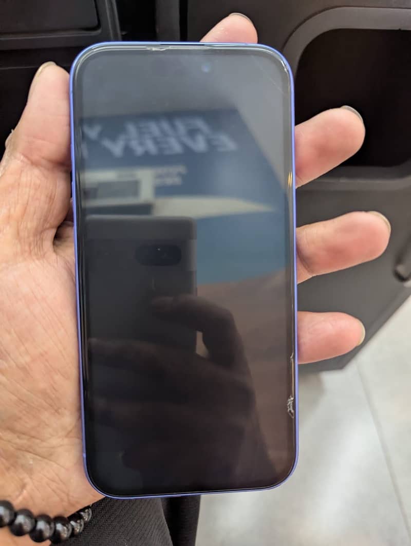 Apple iPhone 16 4