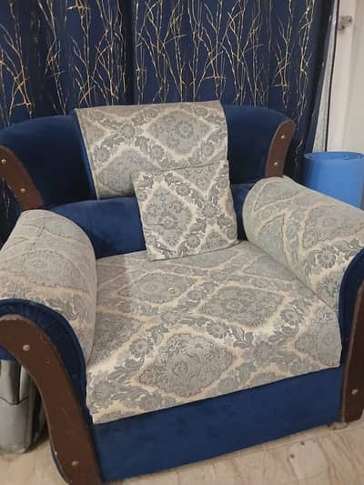 Selling a 6-seater sofa set with matching dewaan.