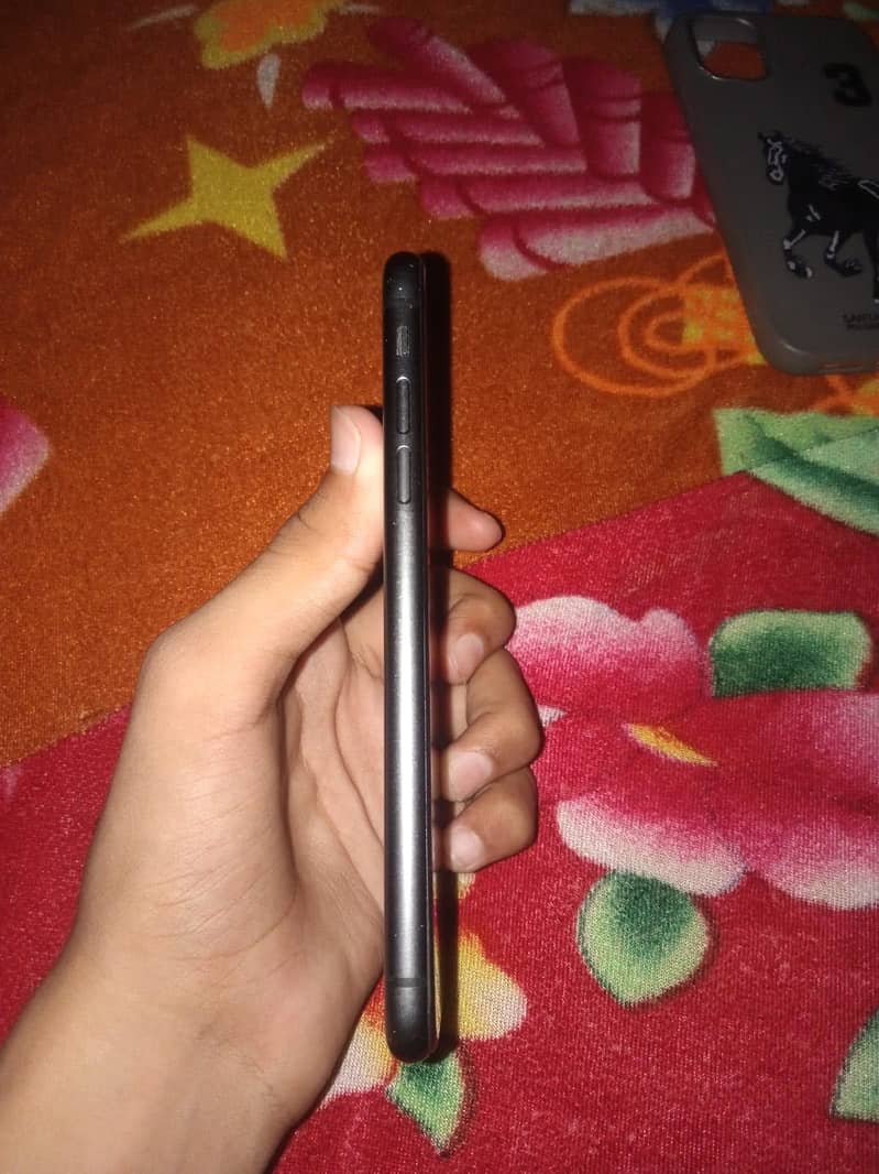 Apple iPhone 11 3