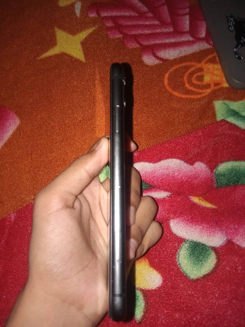Apple iPhone 11 4