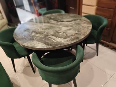 Round dinning table