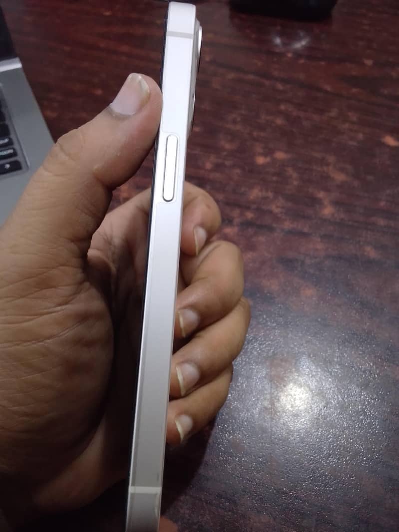 Apple iPhone 13 4