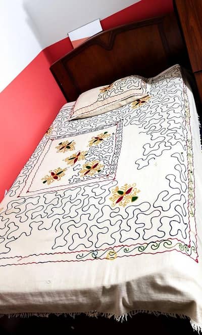 single bed with mattress