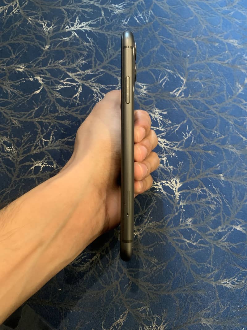 iPhone 11 4