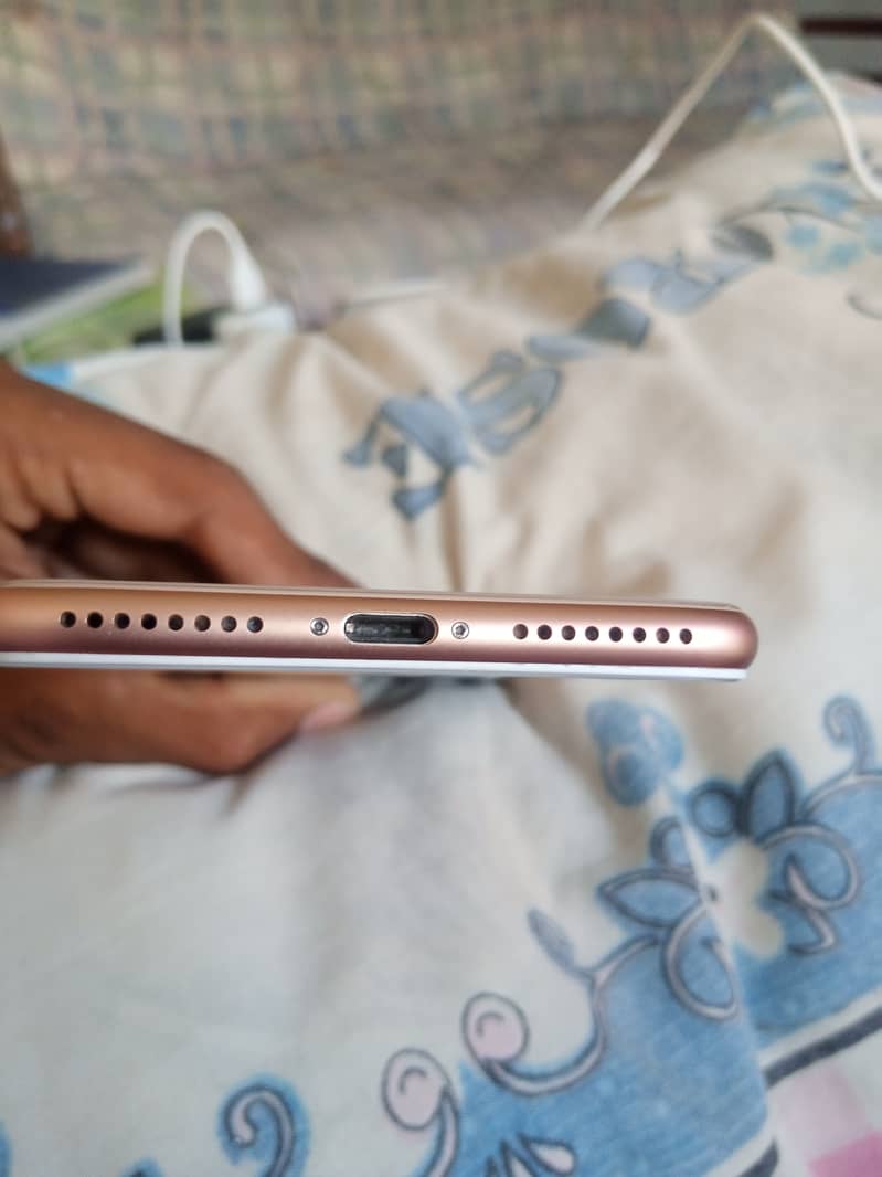 Apple iPhone 8 Plus 3