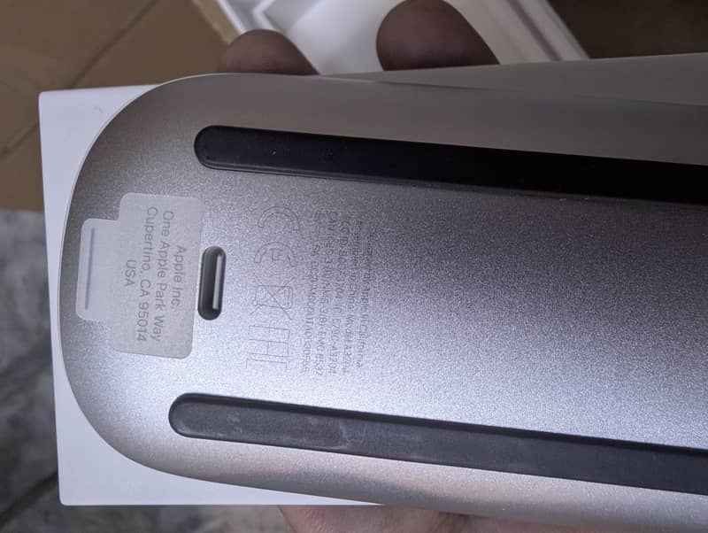 Apple Magic Mouse USB-C  Multi-Touch Surface 1