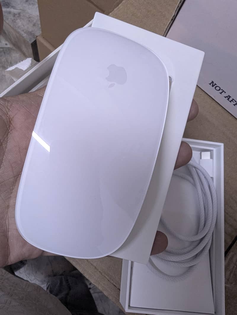 Apple Magic Mouse USB-C  Multi-Touch Surface 4