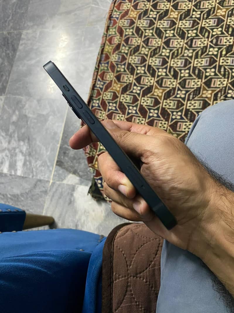 Apple iPhone 13 2