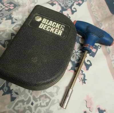 BLACK & DECKER SCREW DRIVER WITH MULTIPLE SCREW BITS KIT! (IMPORTED)