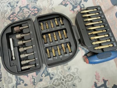 BLACK & DECKER SCREW DRIVER WITH MULTIPLE SCREW BITS KIT! (IMPORTED)