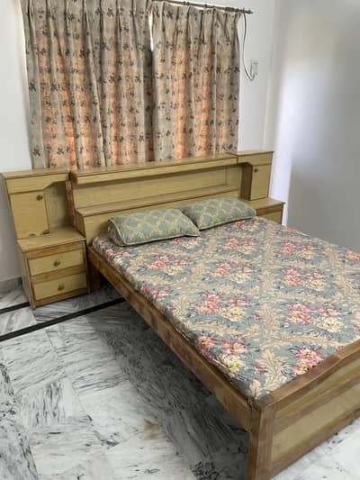 queen bed w side tables