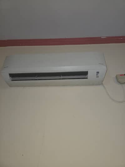 Daikin 1.5 ton inverter AC in working condition