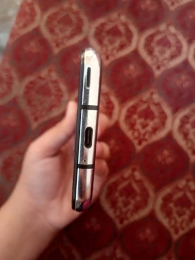 Sharp Aquos R2 3