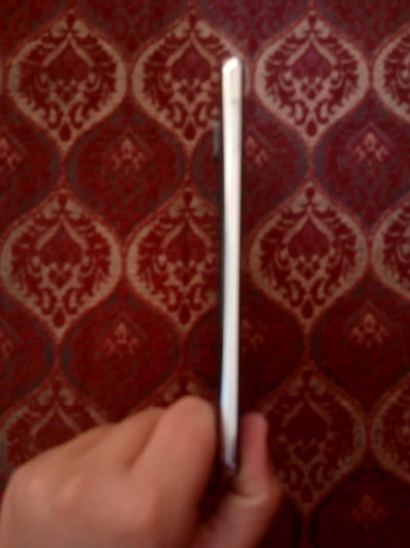 Sharp Aquos R2 4