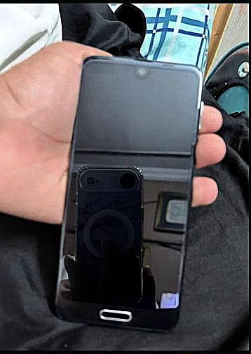 Sharp Aquos R2 5