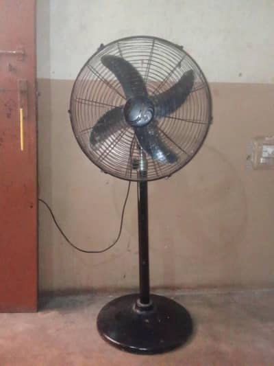 solar stand wala pankha acchi condition mein hai chal raha hai