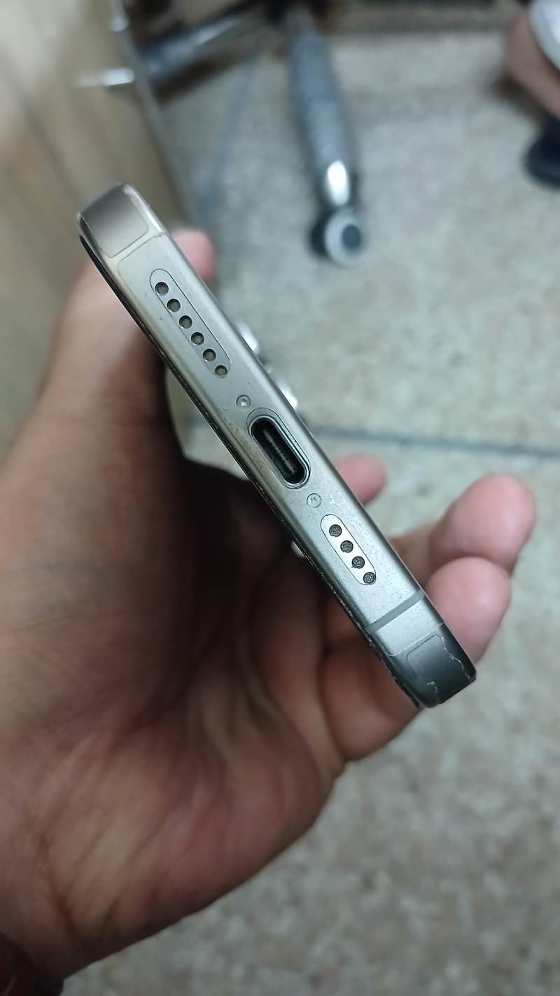 Apple iPhone 15 Pro Max 4