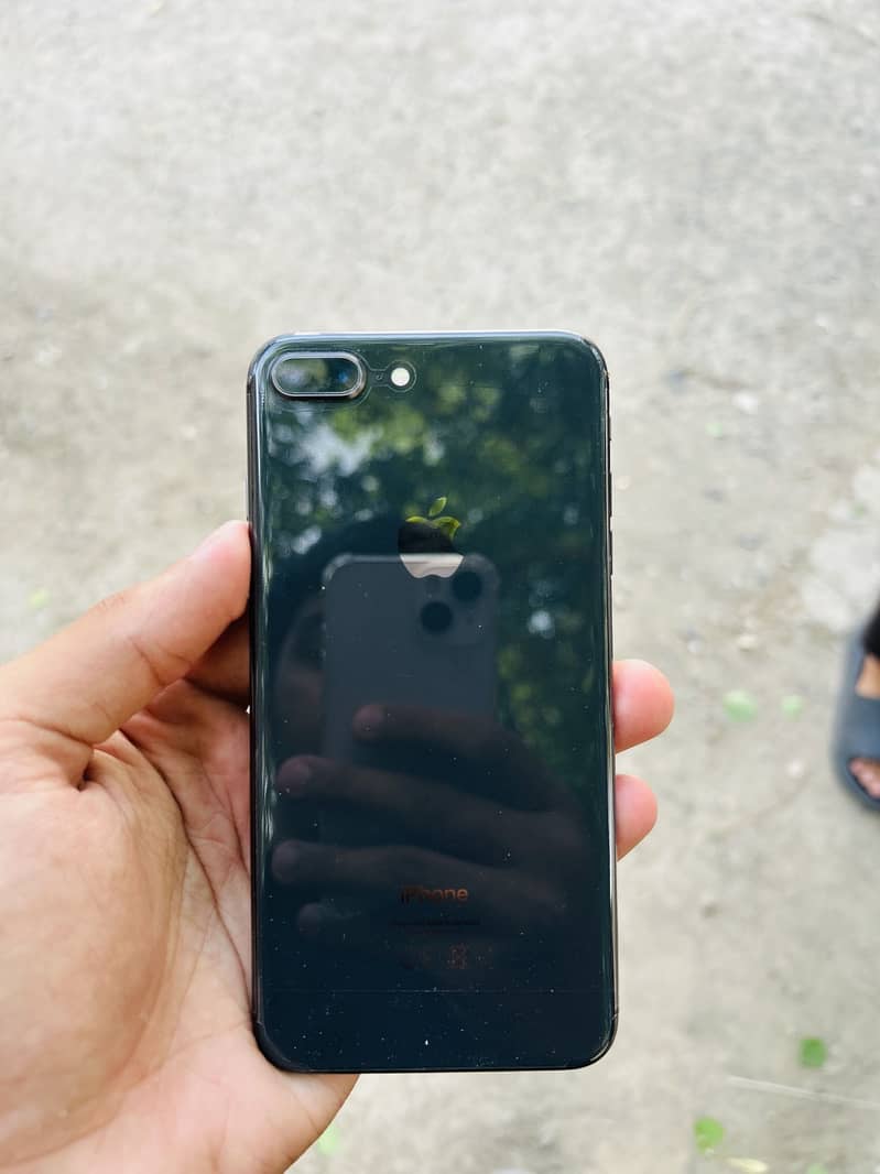 Apple iPhone 8 Plus 1