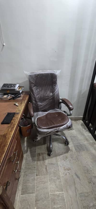 1 boss chair 6 visitors chairs and 1 executive wood table