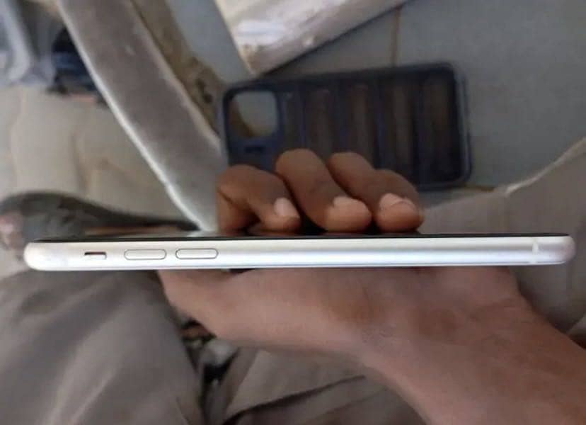Apple iPhone 11 7