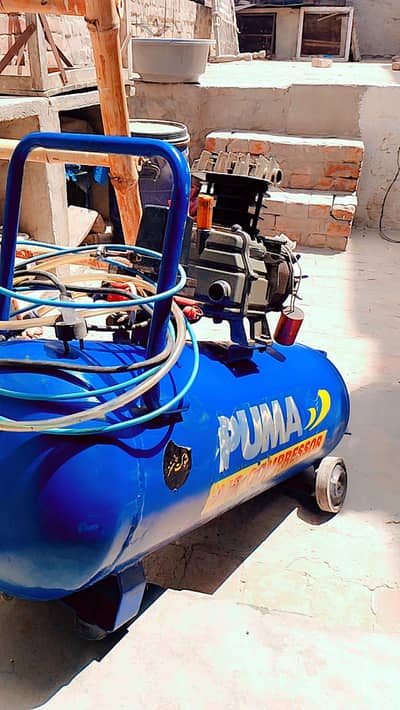 Molding machine and air compressor