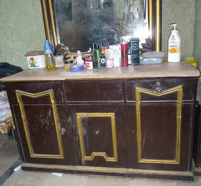Dressing table and almirah