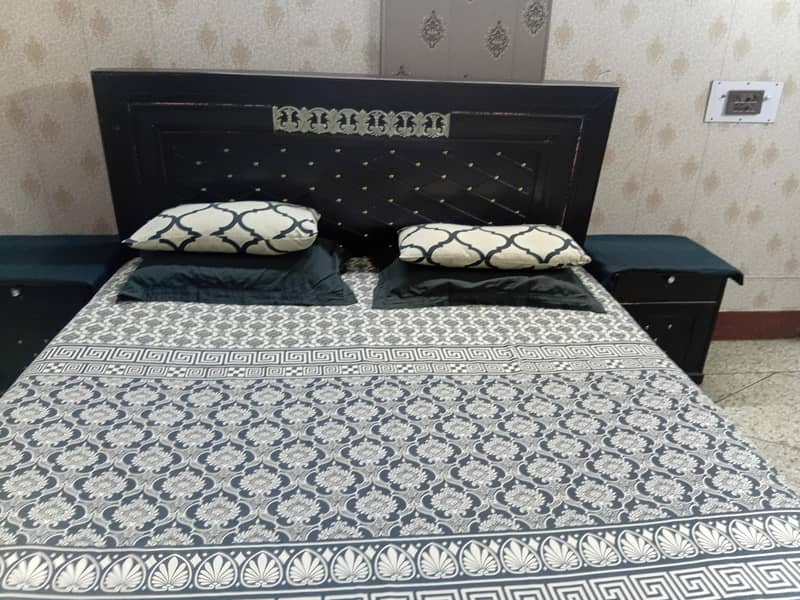 bed with two sidetables 0