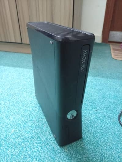 xbox 360 slim in perfect condition