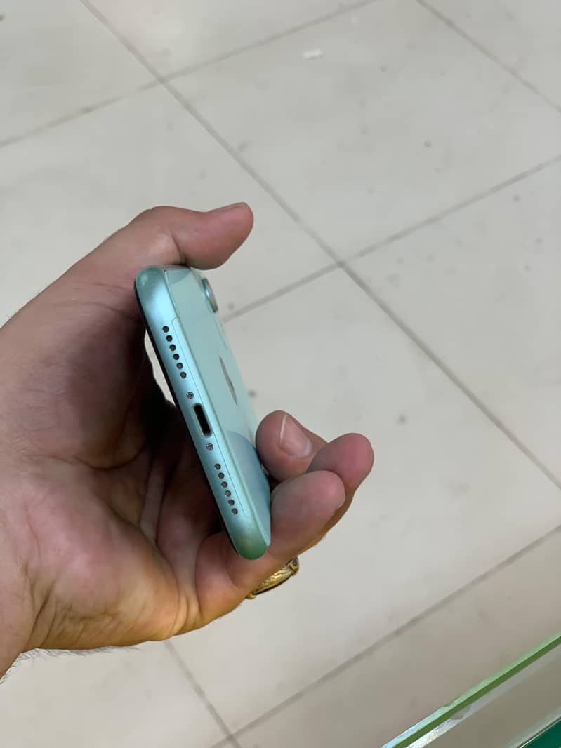 Apple iPhone 11 4
