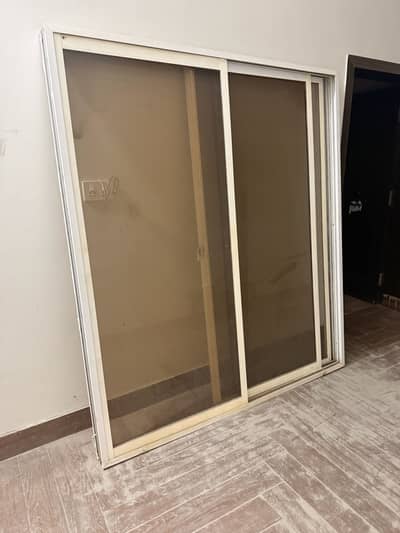 Aluminium window with grill