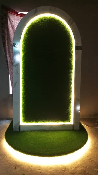 trending picture stand