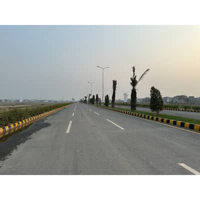 10 Marla Plot For Sale - Oversees Block - 40 Foot - Corner - Near Theeme Park