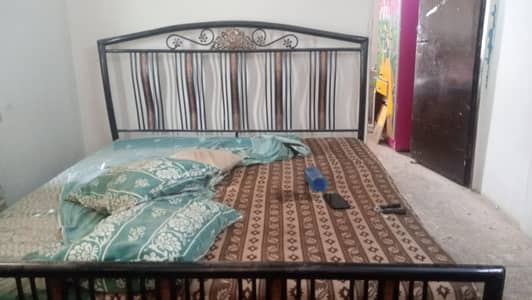 bed with metress