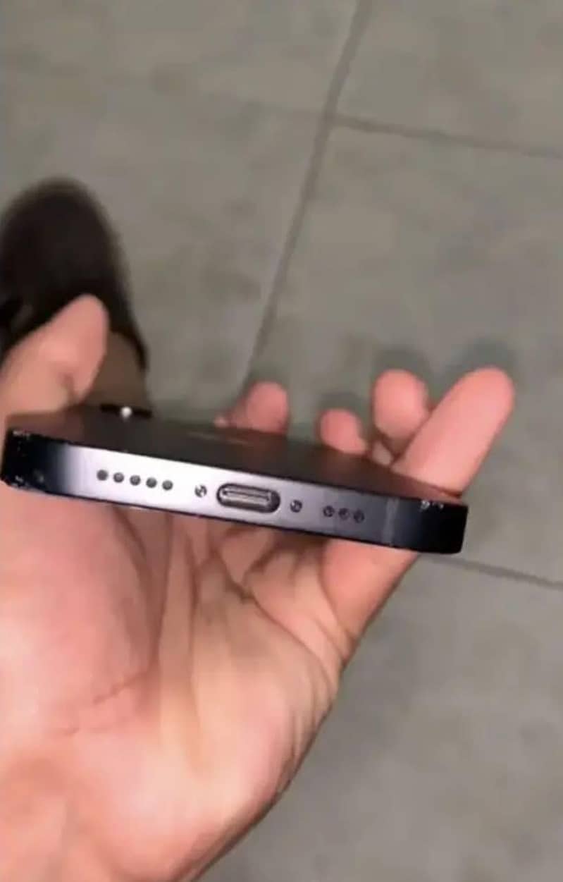 Apple iPhone 16e 1