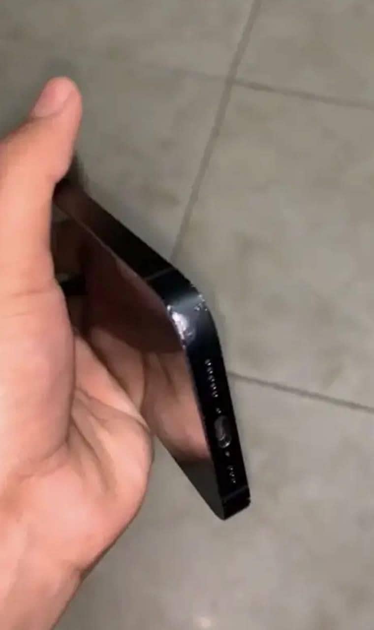 Apple iPhone 16e 2