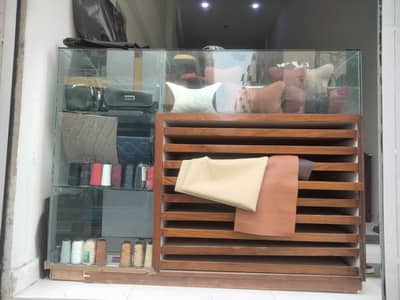 Counter table for shop display heavy ply and thick glass solid table